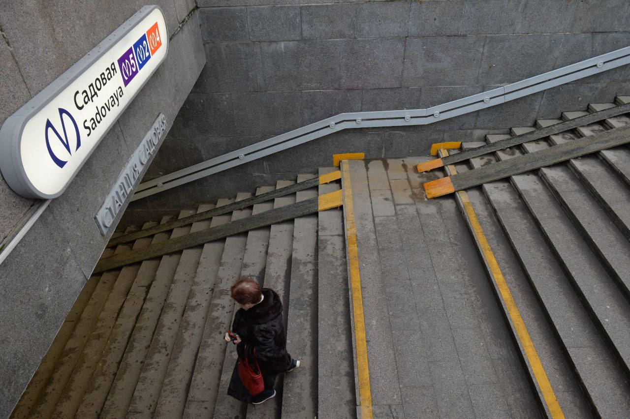 Подземный переход. Переход в метро. Метро Горьковская подземный переход. Переход фото.