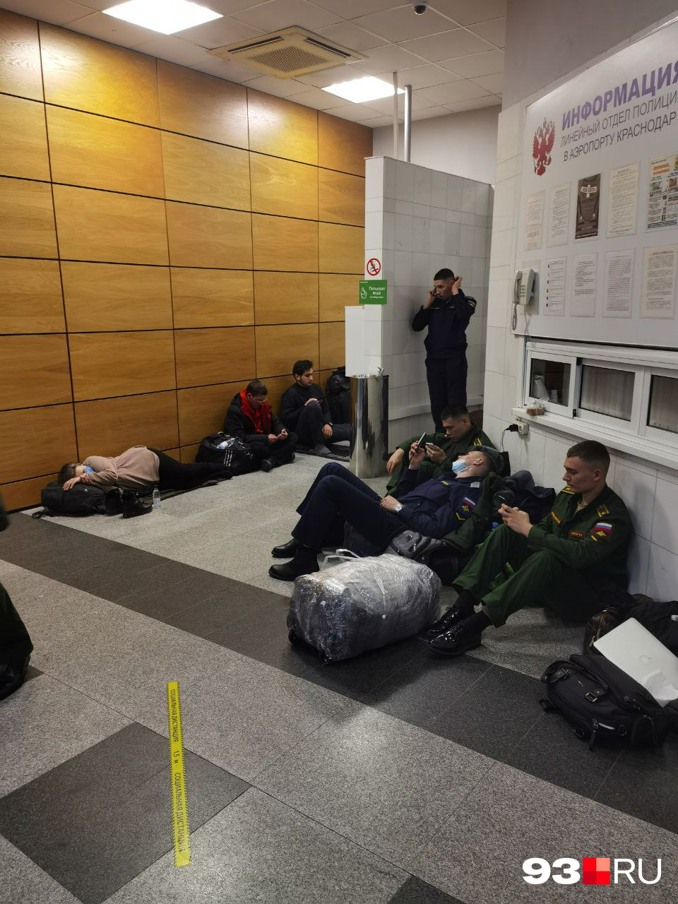 Солдаты спят на полу Солдаты спят на полу