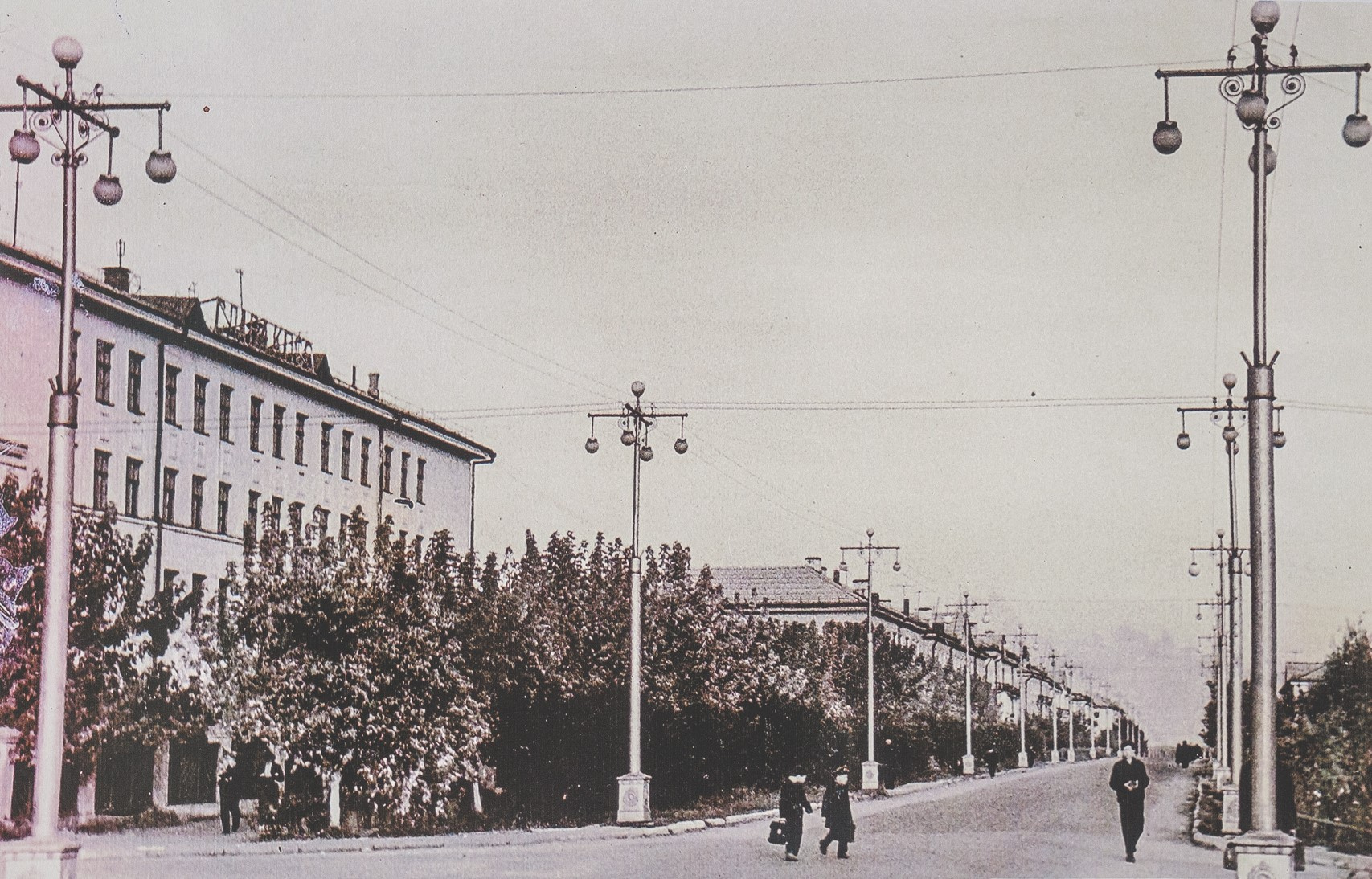 Улица Адмирала Ушакова, 1963 год. Слева — школа <nobr class="_">№ 19</nobr> (сегодня она называется «СинТез»)