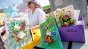 «Главное в них — это душа». На Урале пенсионерка мастерит невероятные открытки и продает их на улице