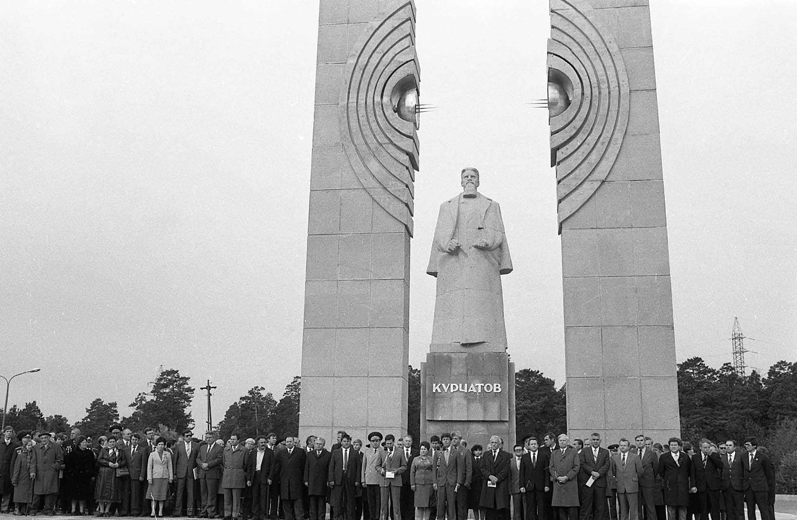 Памятник Игорю Курчатову открыт в 1986 году к 250-летию Челябинска, заказ поступил от челябинского горисполкома, председателем которого в то время был Петр Сумин