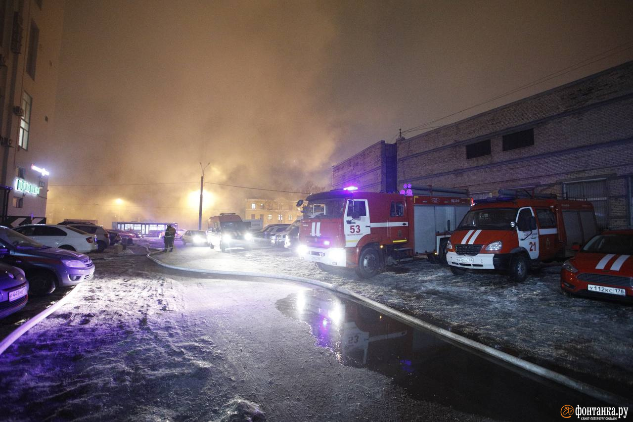 После пожара на складе в Калининском районе взяли пробы воздуха 30 декабря  2022 г. - 30 декабря 2022 - ФОНТАНКА.ру