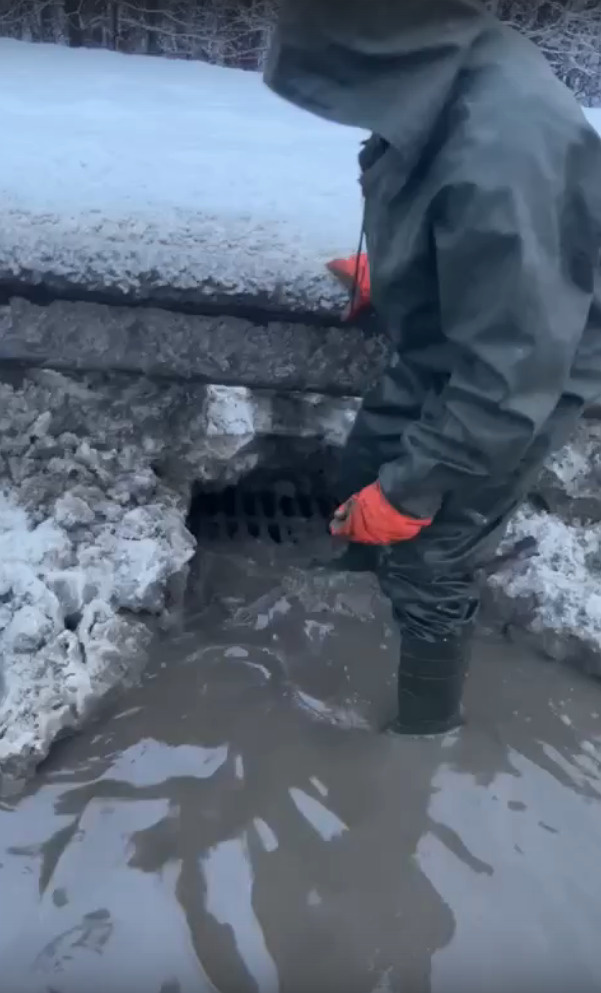 Воды скопилось много, но не вся она шла в ливневки