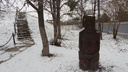 За забором в Новочеркасске спрятали древнюю каменную бабу. Чтобы спасти памятник, город заберет землю