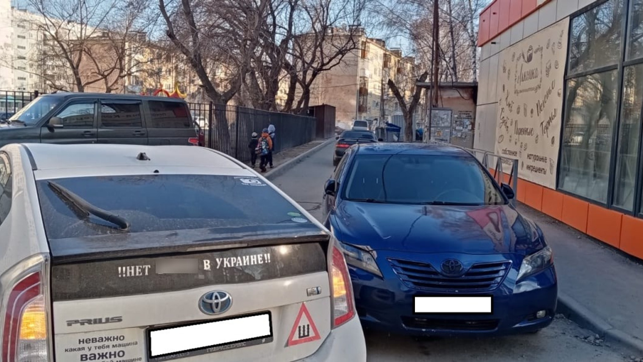 Полиция приехала на место ДТП и увидела на машине наклейку против спецоперации — владельцу грозит штраф