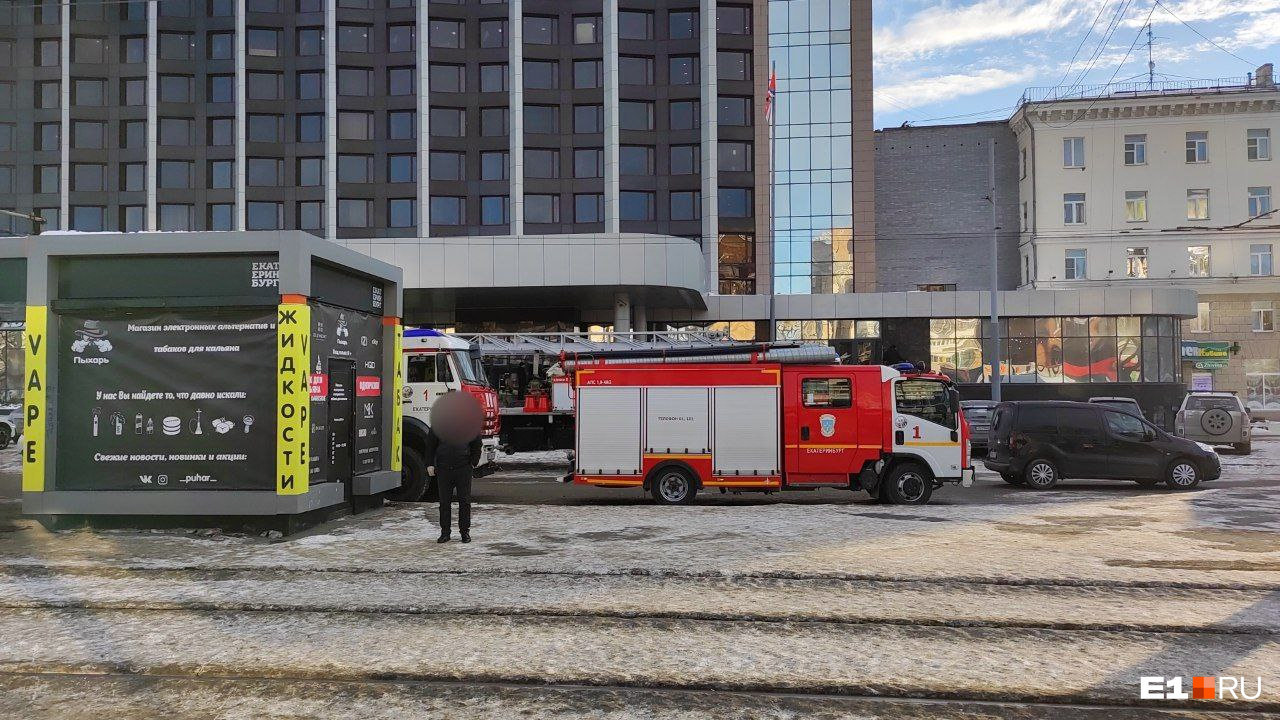 К отелю в центре Екатеринбурга три дня подряд съезжаются пожарные. С ним что-то не так?