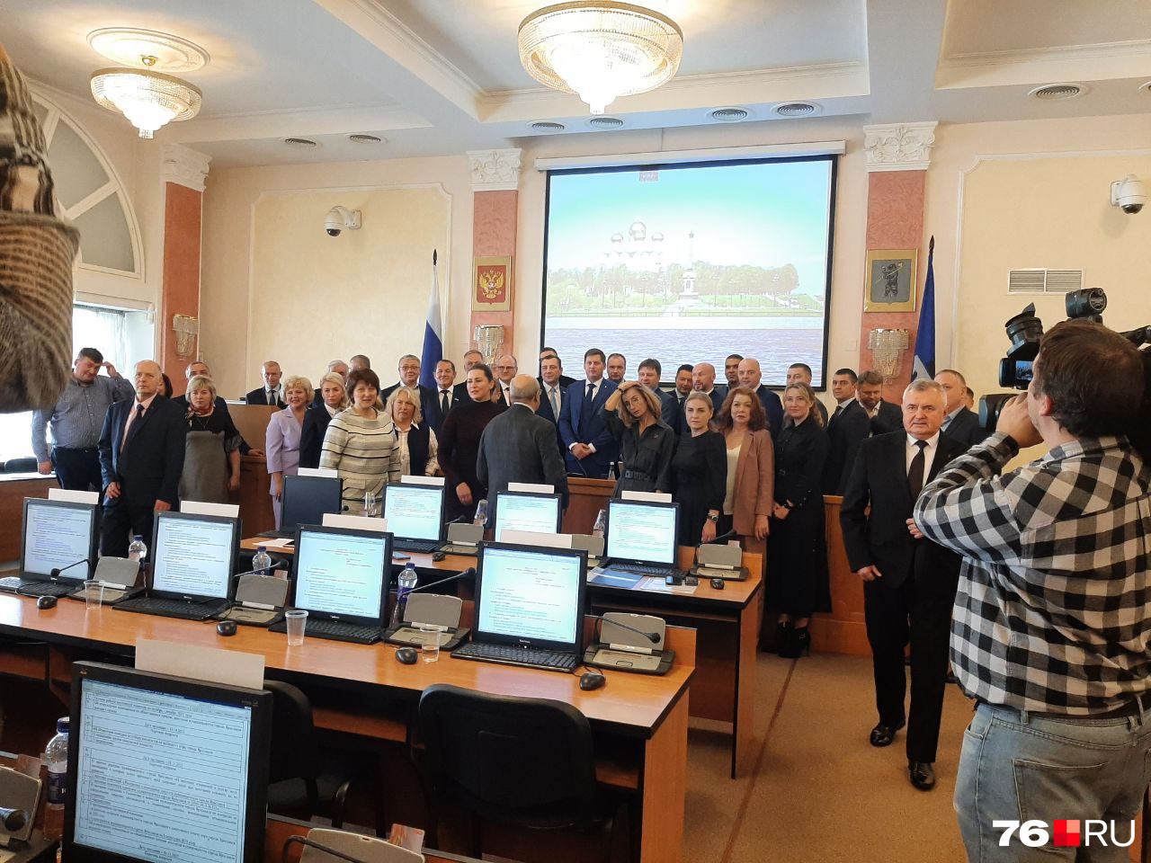 Депутаты фотографируются на память Депутаты фотографируются на память