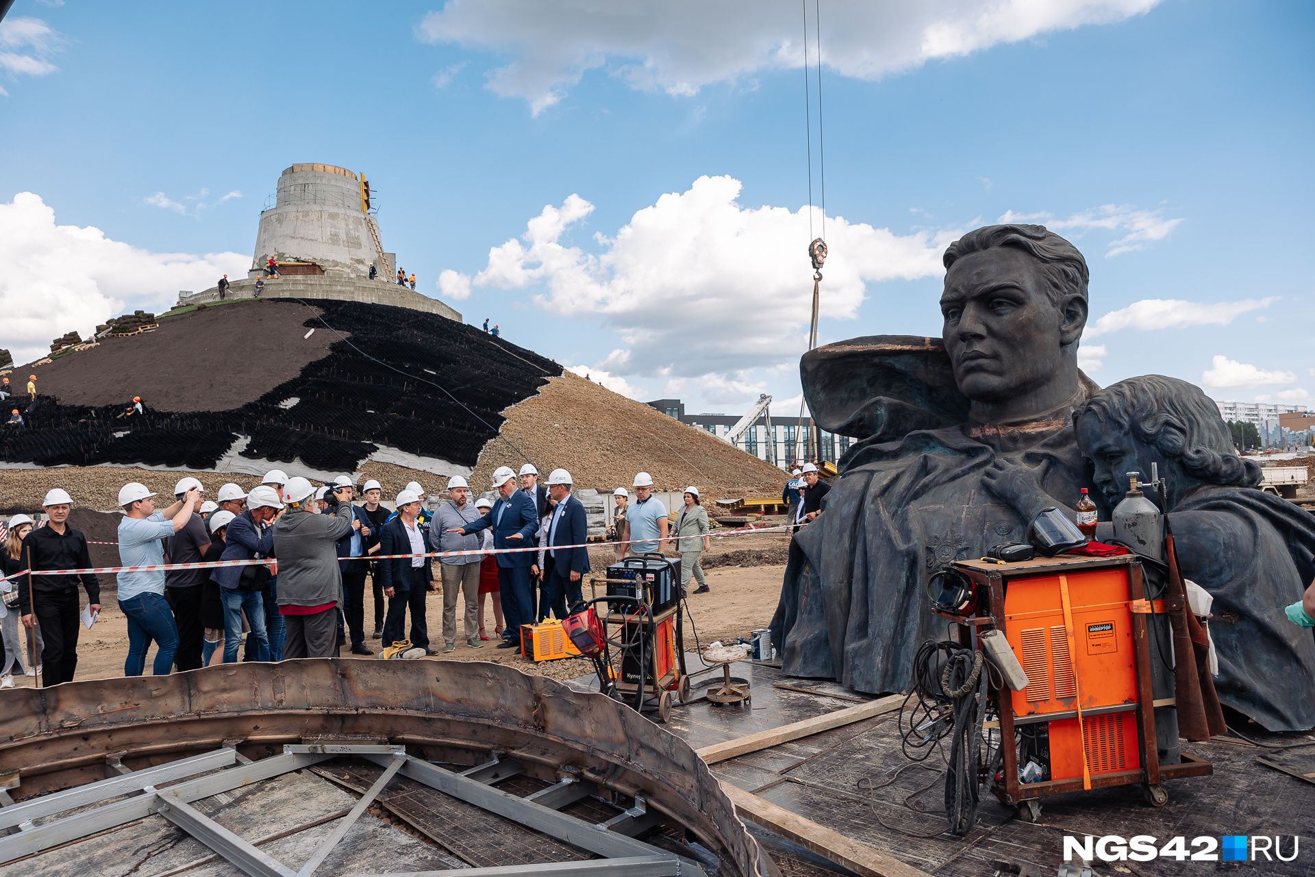 Памятник освободителям какой город. Воин-освободитель Кемерово монумент воин. Мемориал воину-освободителю (Кемерово). Кемерово памятник воину освободителю в Кемерово. Мемориал героям сибирякам Кемерово.