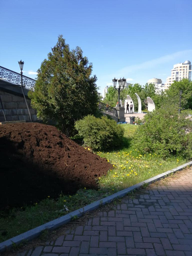 На площадь перед храмом привезут больше 10 кубометров земли для посадок На площадь перед храмом привезут больше 10 кубометров земли для посадок