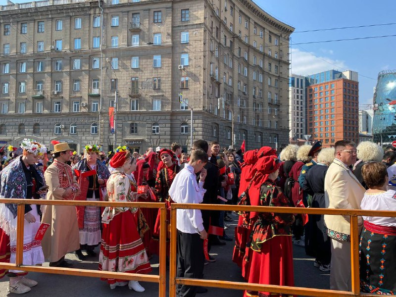 Корреспондент передает, что колонна протянулась от Красного проспекта до станции метро «Октябрьская»