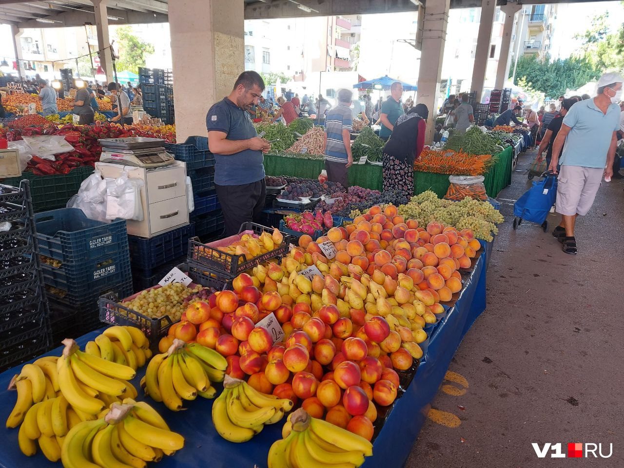 За свежими, недорогими и вкусными фруктами нужно идти на базар. Они разворачиваются раз в неделю в каждом районе Антальи