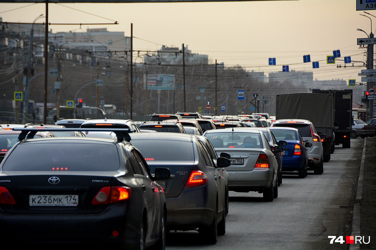 Но утренние пробки перед перекрестком всё равно впечатляют Но утренние пробки перед перекрестком всё равно впечатляют