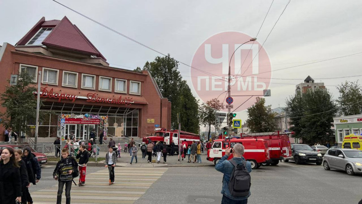 Дворец детского творчества в Перми окружили машины пожарных и скорых. Что там происходило?