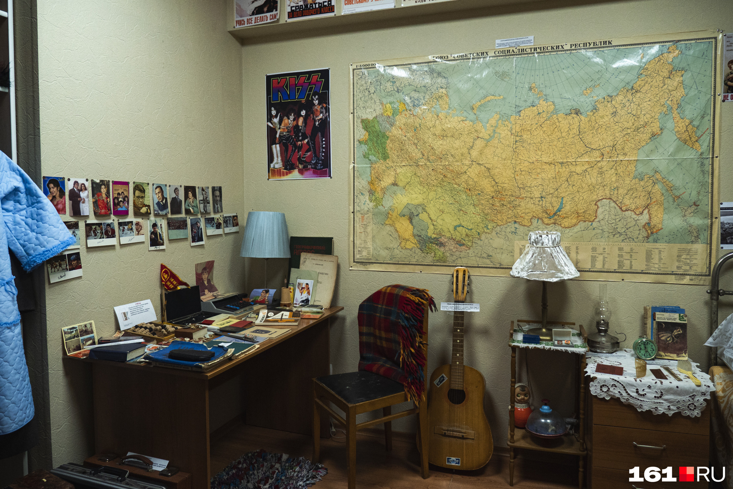 Еще один кадр из спальни. На стене вы видите карту СССР