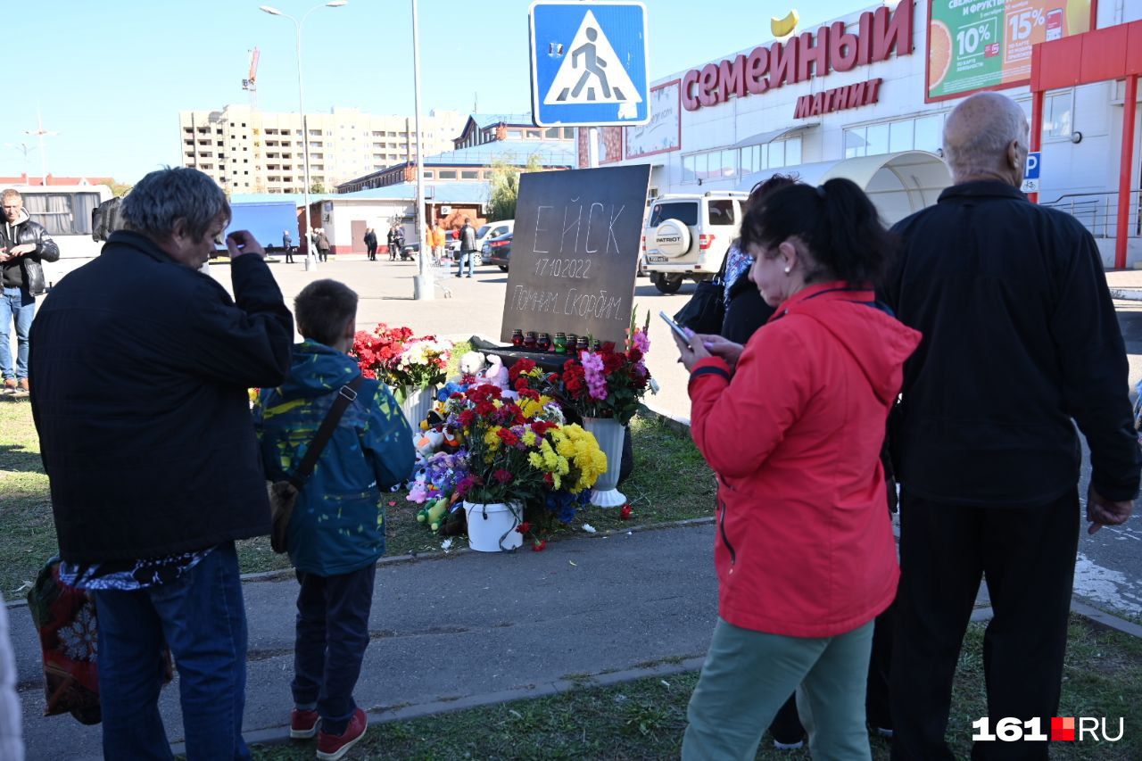 К стихийному мемориалу несут цветы и игрушки К стихийному мемориалу несут цветы и игрушки
