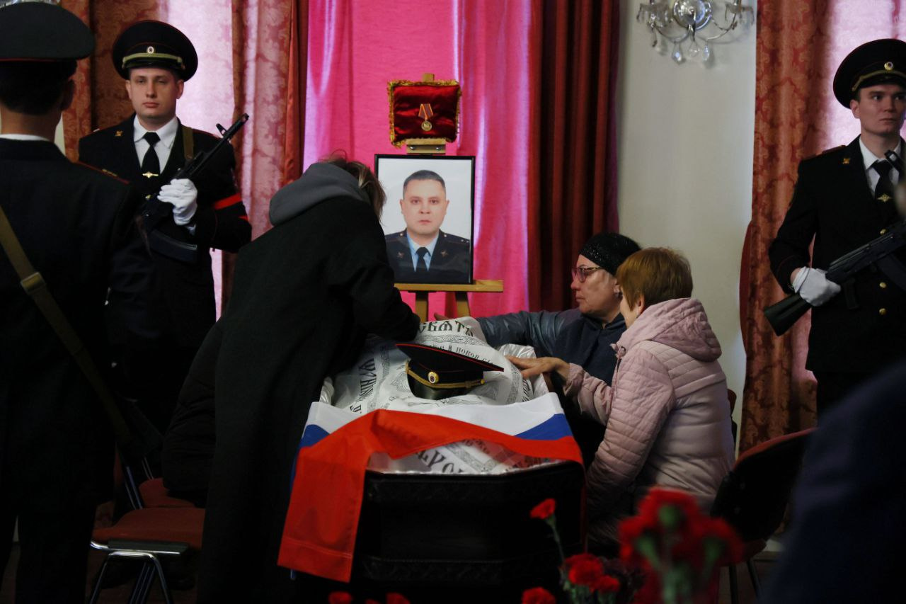 Муфтахов Алексей Альбертович — командир отделения патрульно-постовой службы ОП № 9 Красноярска, прапорщик, 35 лет Муфтахов Алексей Альбертович — командир отделения патрульно-постовой службы ОП № 9 Красноярска, прапорщик, 35 лет