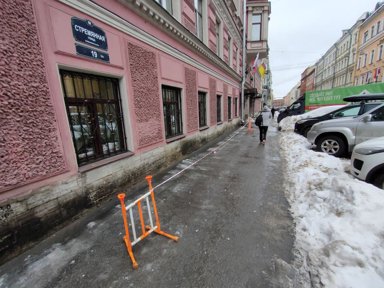 Тротуар у здания Роспотребнадзора на Стремянной улице