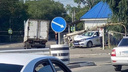 В Самаре грузовик «уронил» фонарный столб на машину ДПС