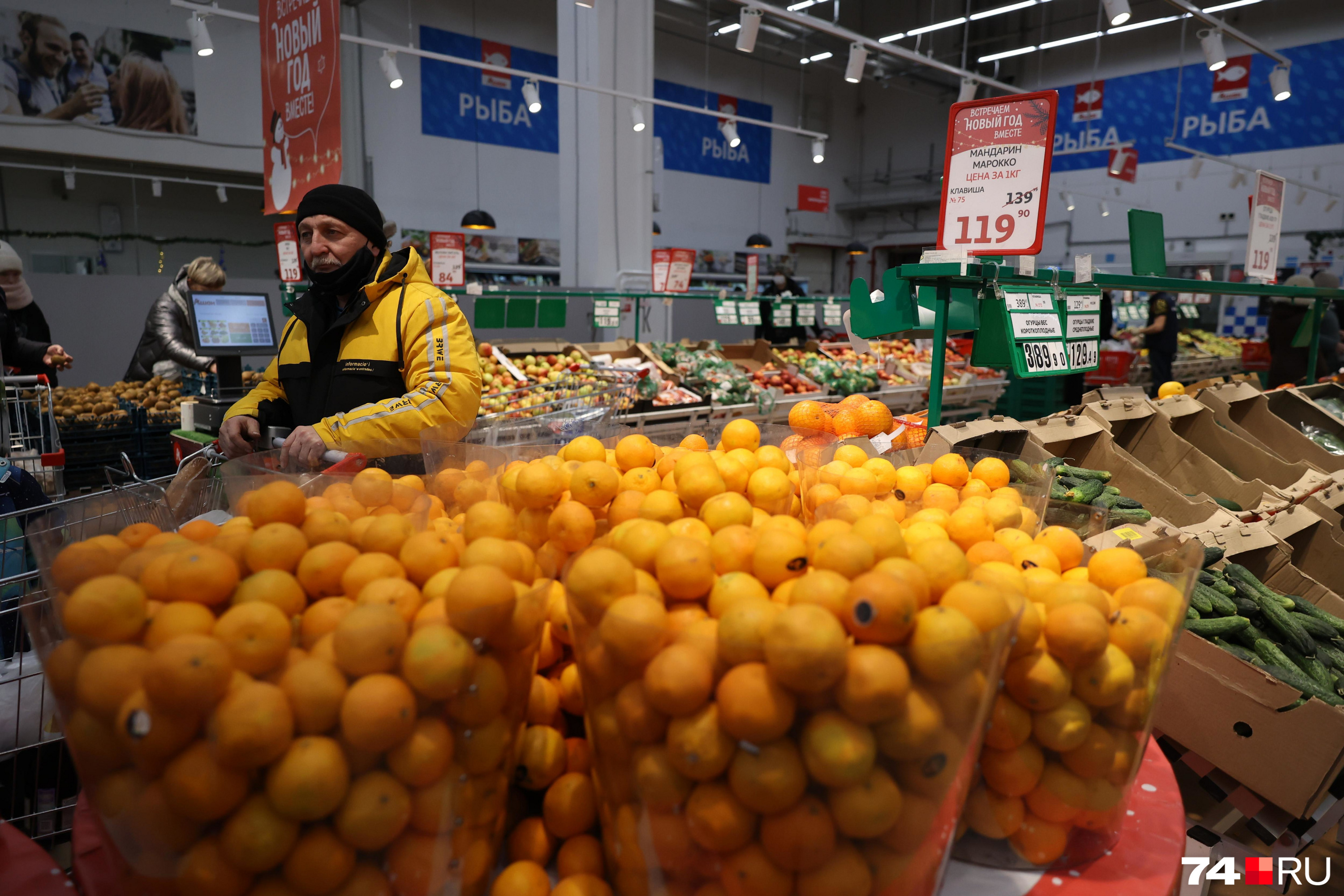 Новогодняя корзина продуктов в Иркутске обойдется минимум в 1,7 тысячи рублей