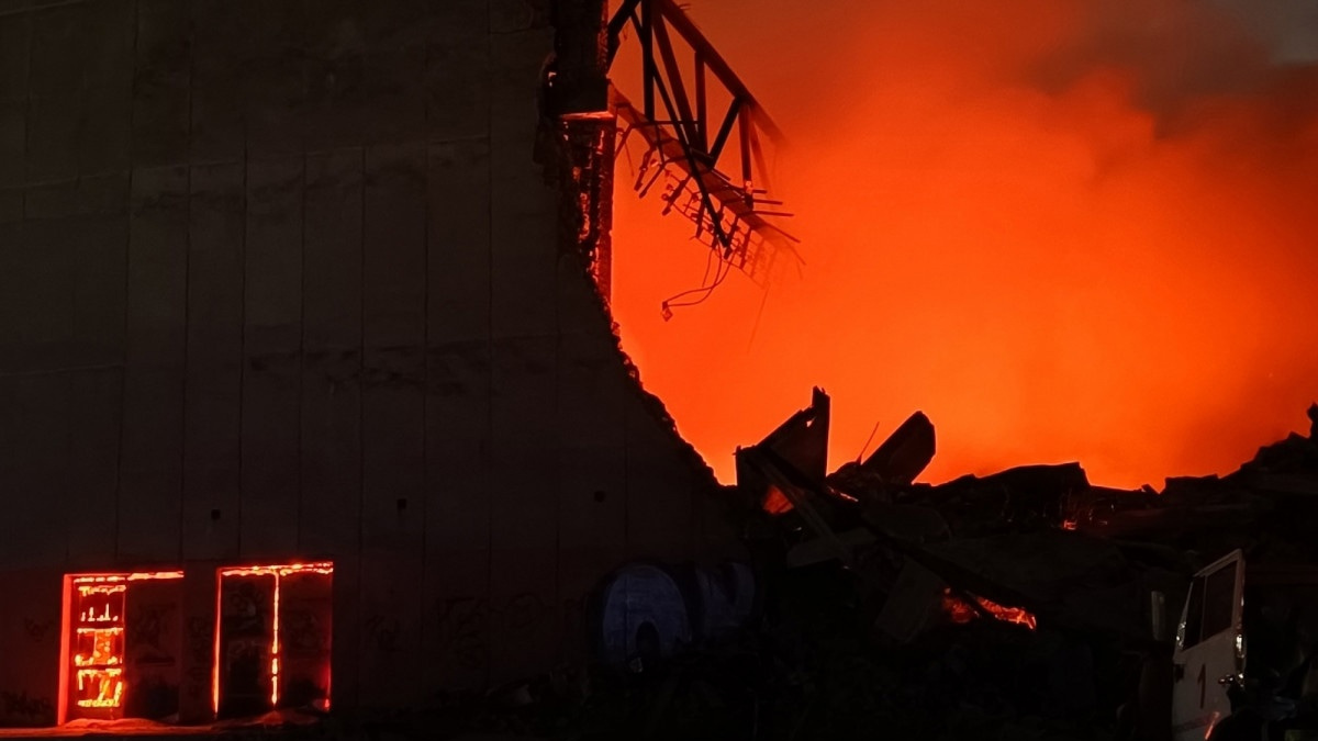 Двое спасателей пострадали при тушении пожара в бывшем кинотеатре в Кузбассе