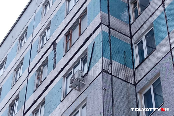 Квартира, где случилось ЧП, расположена на 6-м этаже тольяттинской многоэтажки. Как раз там, где возле окна висит кондиционер