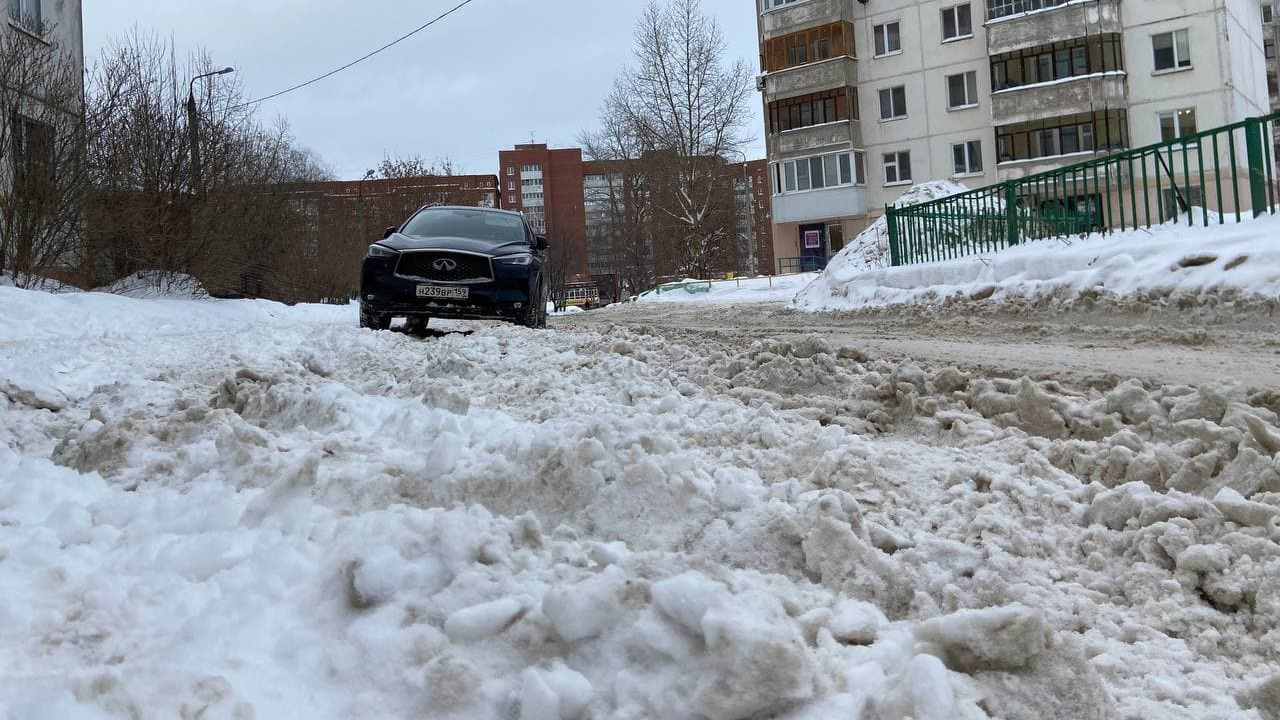 Почему без снега. Бокситогорск улица Социалистическая не убран снег зимой. В Перми есть щас снег или нет. Не убирают снег в Уфе. Смоленск снег не чистят на дороге.