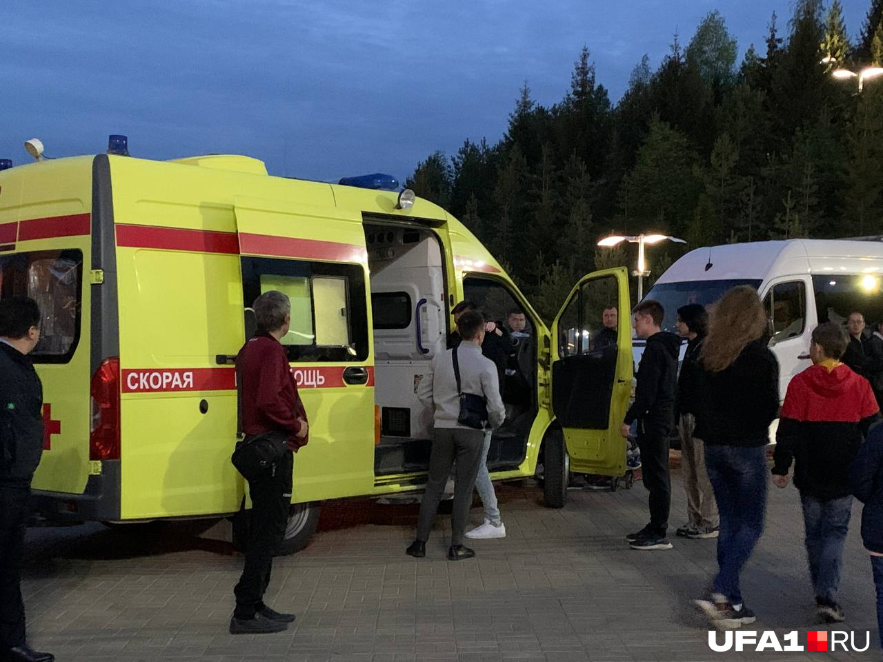 Девушку осмотрели врачи Девушку осмотрели врачи