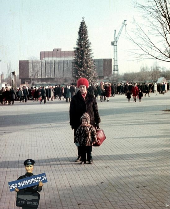 Новогодняя елка на площади Октябрьской Революции (сейчас Главная городская площадь), 1972–1973 годы