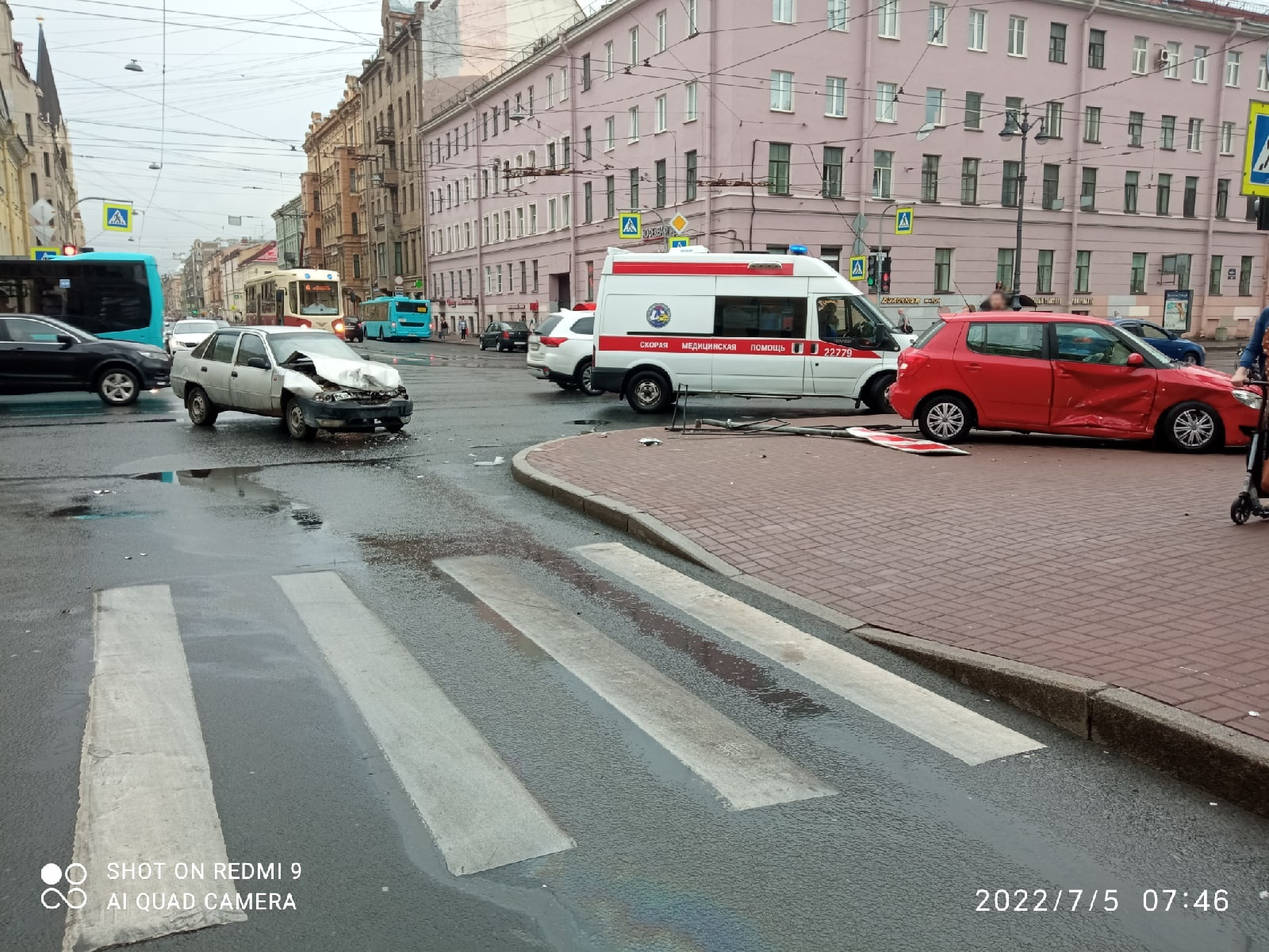 ДТП со знаком и забором на Васильевском острове и проспекте Испытателей в  Петербурге 5 июля 2022, фото, видео - 5 июля 2022 - ФОНТАНКА.ру