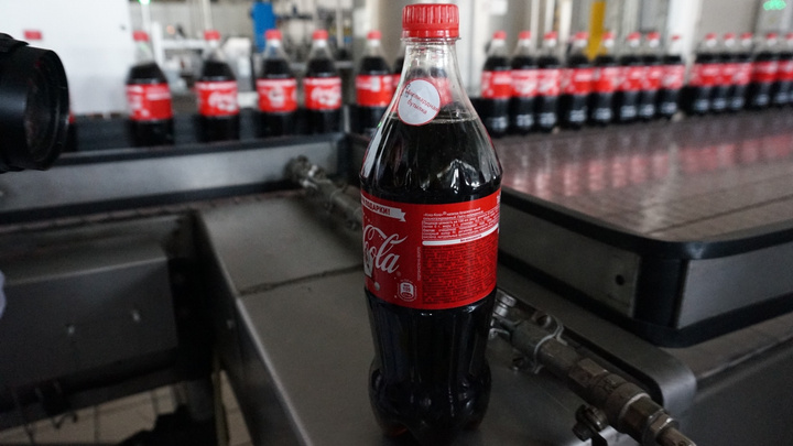Два литра уже не продают. Сколько «Кока-Колы» и «Пепси» осталось в красноярских магазинах?