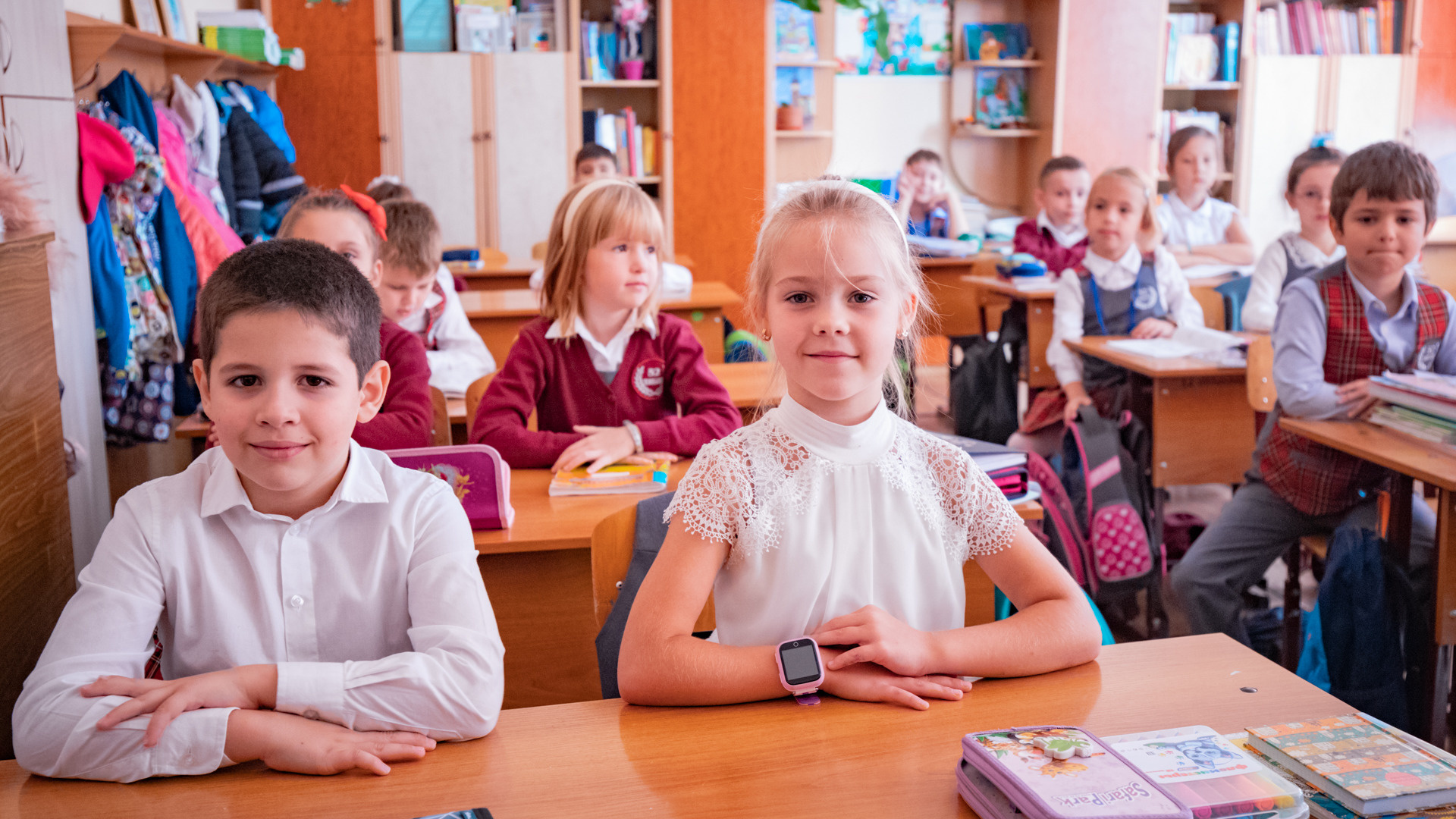Начальная школа ростов на дону. Школьники 1 класс. Школа в Украине. Готовимся к школе 1 класс. Дети с родителями 1 сентября в школе.