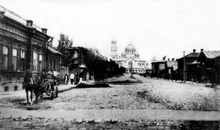 Огромный храм хорошо просматривался не только с Волги, но и с прилегающих к площади улиц. Это вид с улицы Соборной (сейчас — Молодогвардейская)
