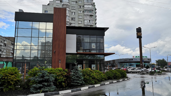 В Кузбассе открылся первый ресторан «Вкусно и точка». Показываем, что в меню