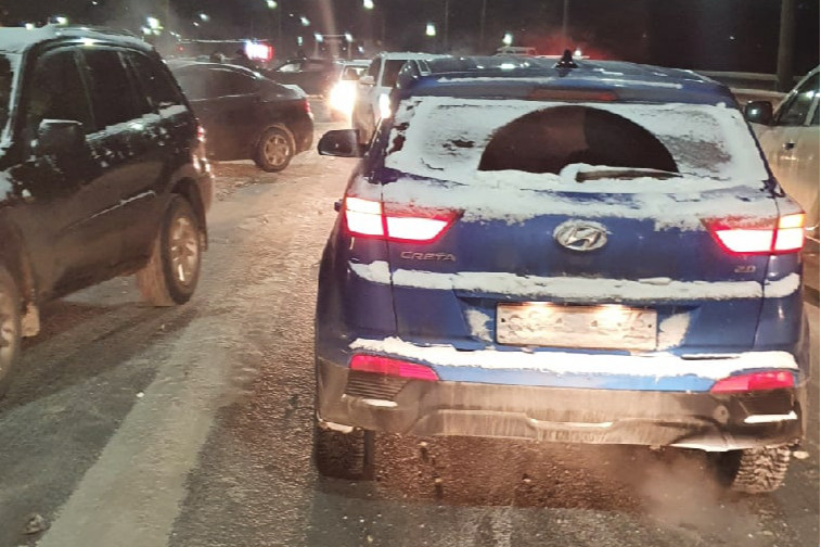 Водители говорят, что на мосту было скользко, на разделительной полосе - накат. На нем и закрутило виновника ДТП Водители говорят, что на мосту было скользко, на разделительной полосе - накат. На нем и закрутило виновника ДТП