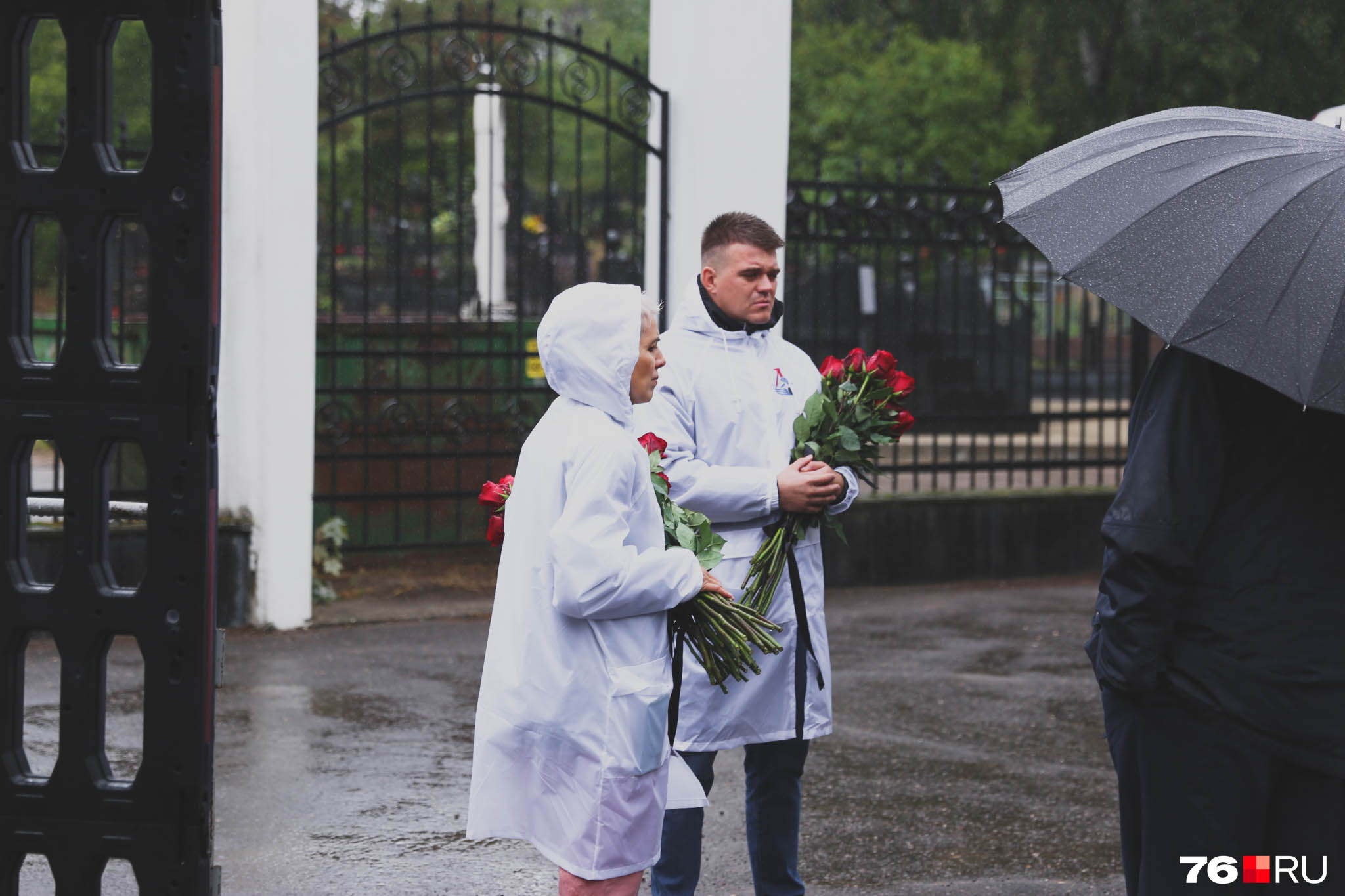 На Леонтьевском кладбище дежурили волонтеры. Они раздавали свечи и цветы всем, кто хотел почтить память любимой команды На Леонтьевском кладбище дежурили волонтеры. Они раздавали свечи и цветы всем, кто хотел почтить память любимой команды