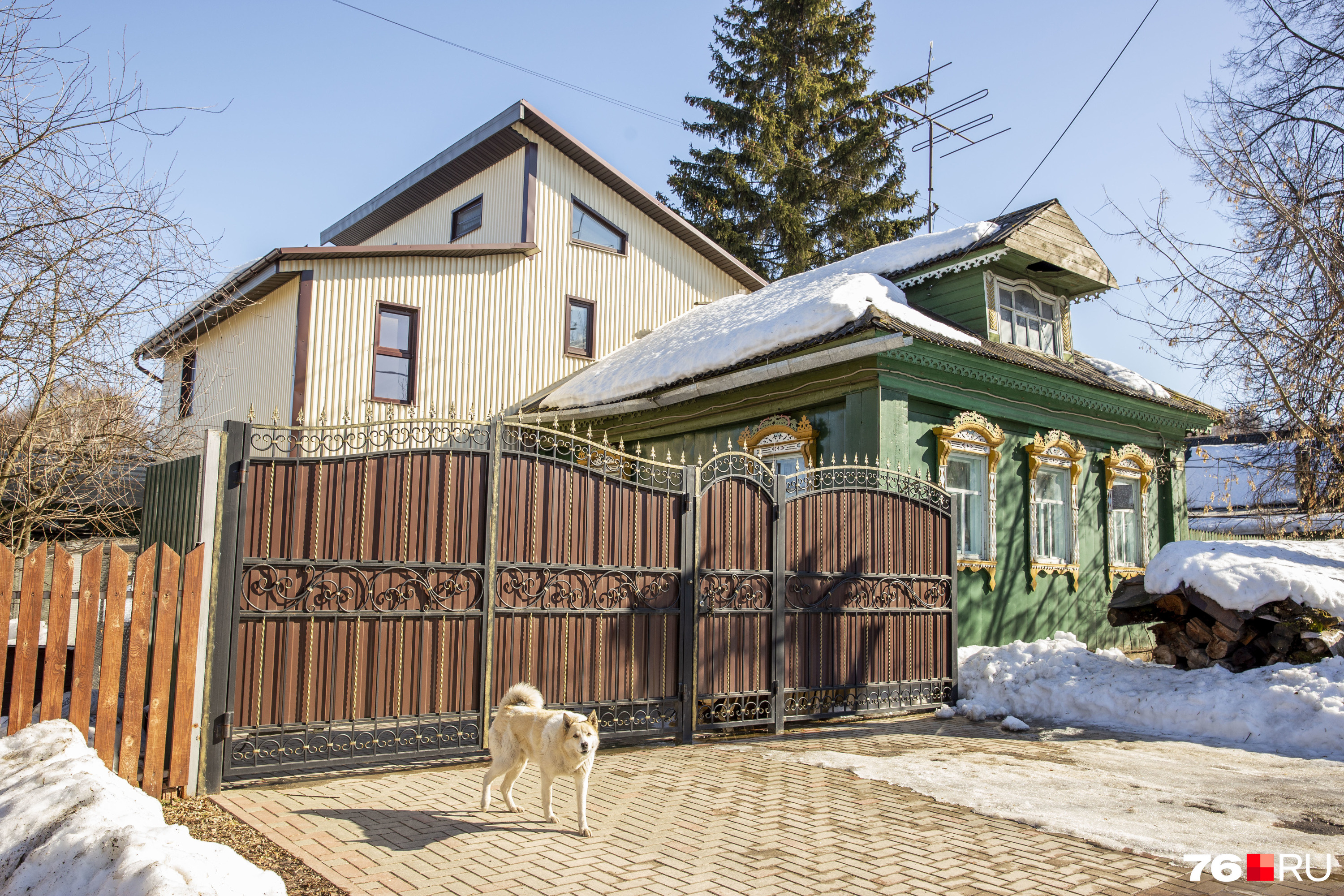 К дому с наличниками пристроили еще один дом. И отгородились роскошной калиткой К дому с наличниками пристроили еще один дом. И отгородились роскошной калиткой
