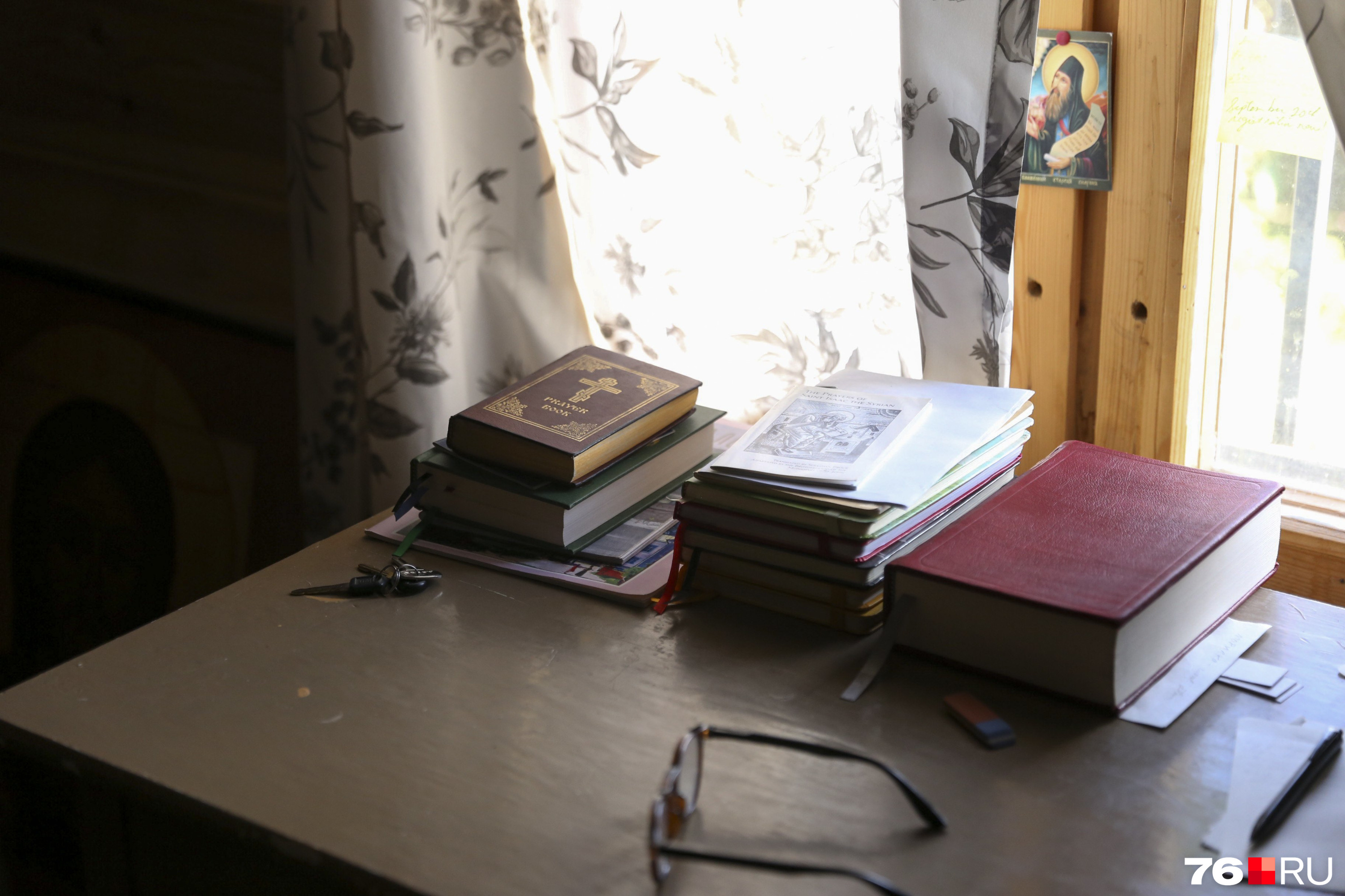 В доме много книг. Большинство из них православные