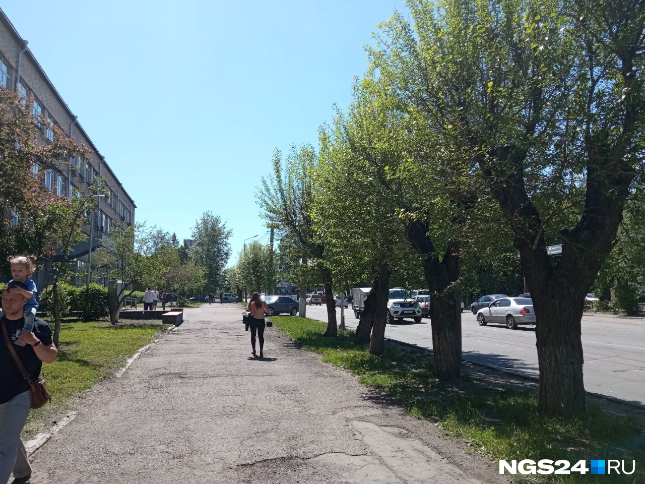 Тротуар на четной стороне станет уже, но современным и благоустроенным, заверяют в администрации Тротуар на четной стороне станет уже, но современным и благоустроенным, заверяют в администрации