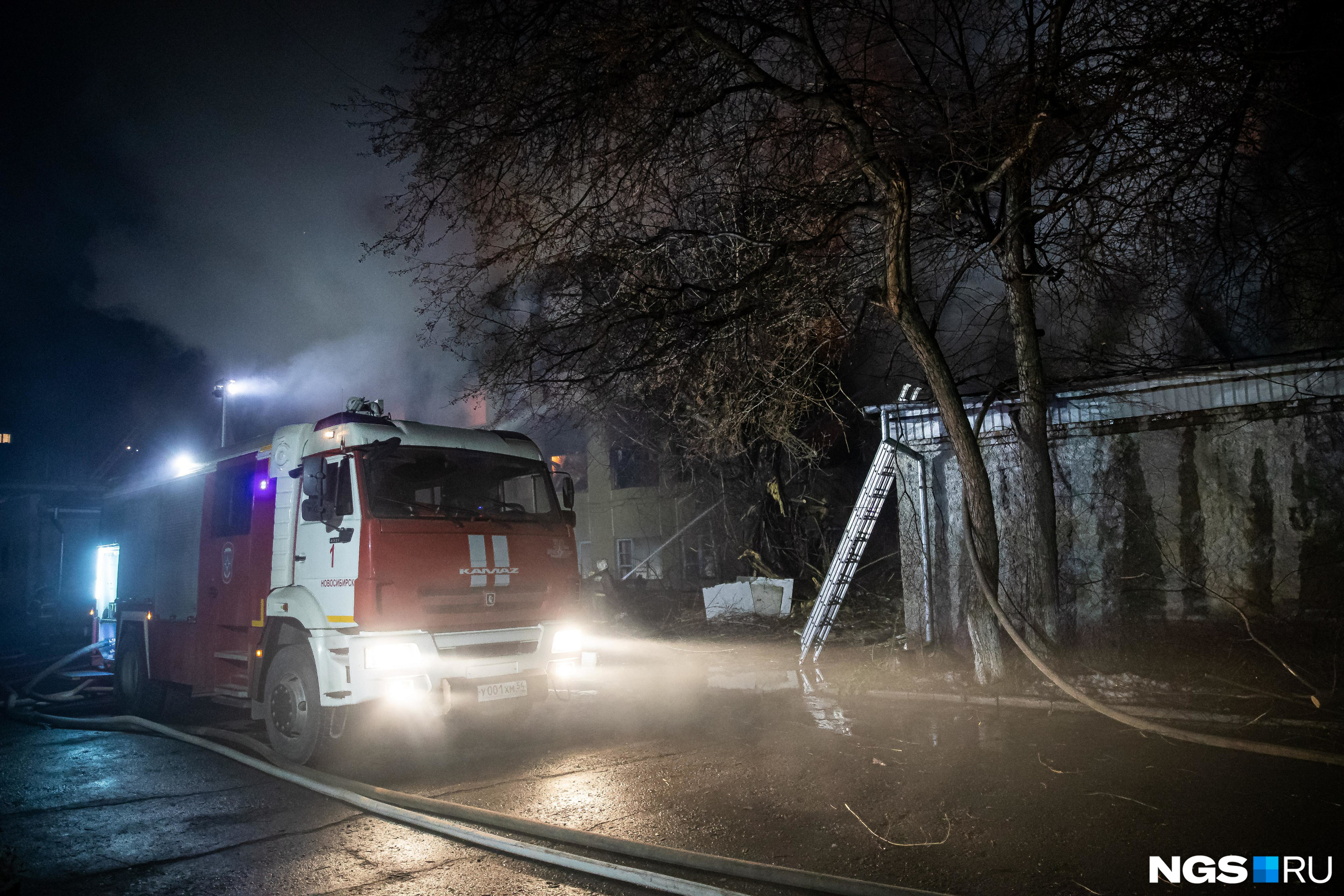 Пожарные эвакуировали 11 человек из горящего дома в Чите