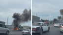 «Тойота» полностью сгорела на Октябрьском мосту — клубы дыма поднялись над дорогой