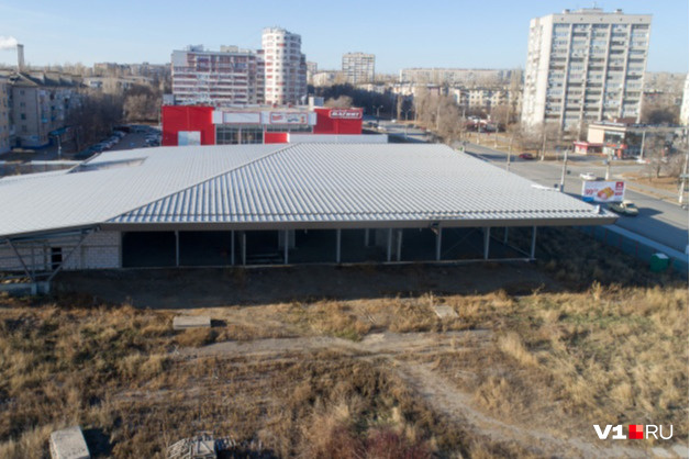Владельцы торговой сети планировали расширяться и начали строить большой ТЦ в Краснооктябрьском районе