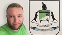 Художник нарисовал альтернативный герб Новосибирска — с мусорным баком, крысами и костылями