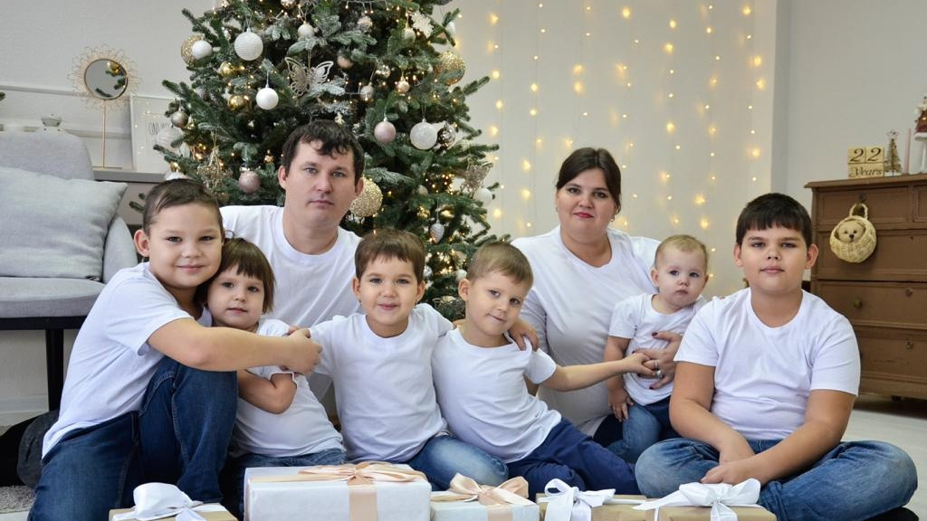 У семьи ивановых родился ребенок. Многодетная семья. Многодетная семья в России. Российская семья. Семья с шестью детьми.