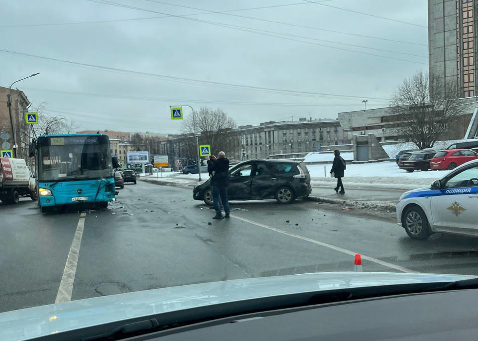 Торопливый водитель получил в бок от автобуса на Белоостровской