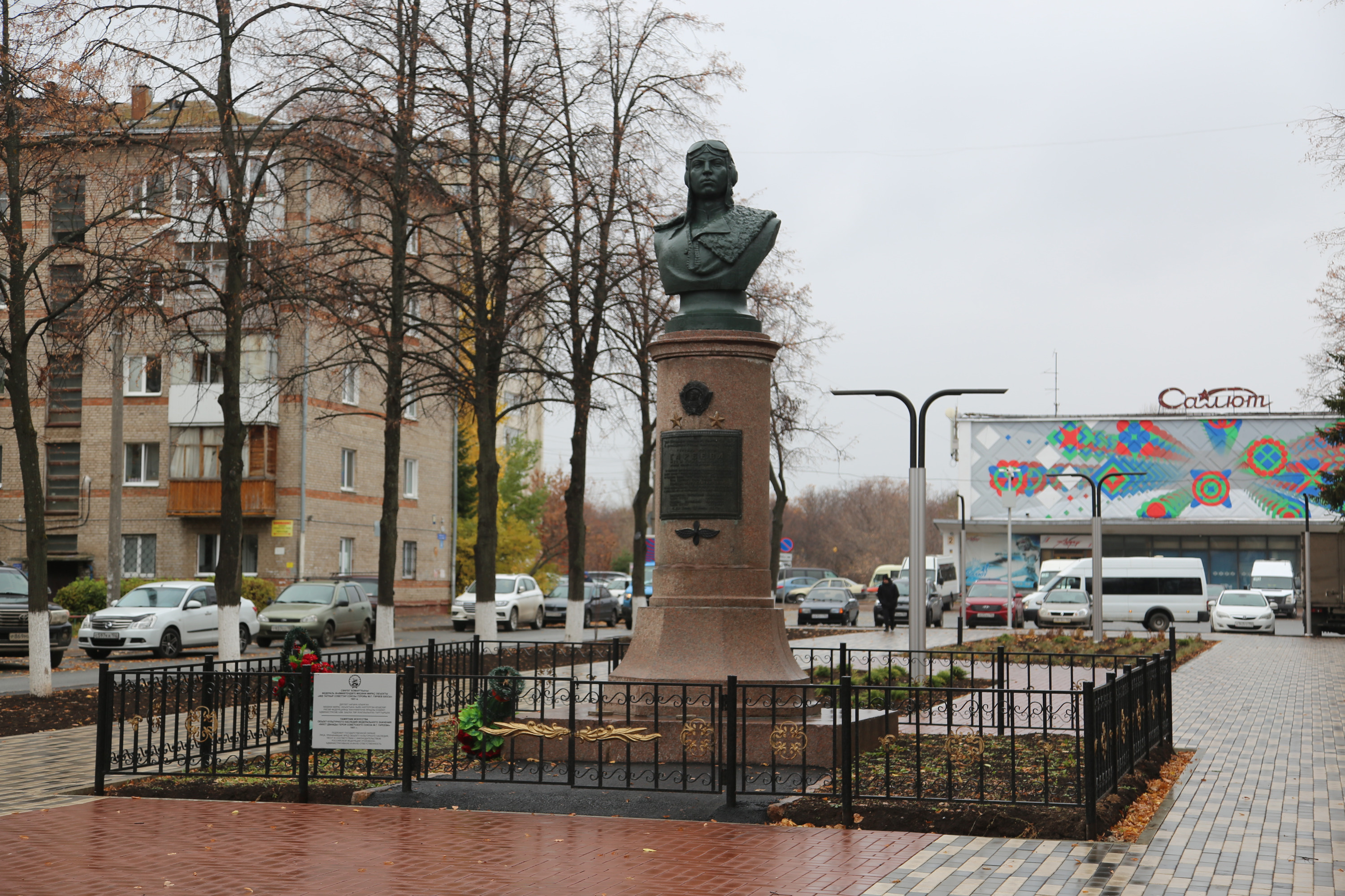 Уфа1. Сквер Мусы Гареева Уфа. Аллея Мусы Гареева Уфа. Аллея Мусы Гареева Уфа обновленная. Бронзовый бюст Муса Гареев в Уфе на бульваре славы.