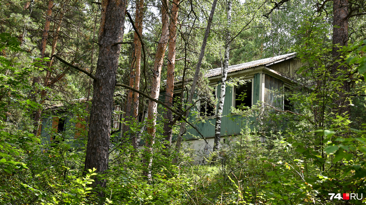 От пионерлагеря ЧТЗ остались считанные постройки, включая этот жилой корпус, еле видимый среди леса