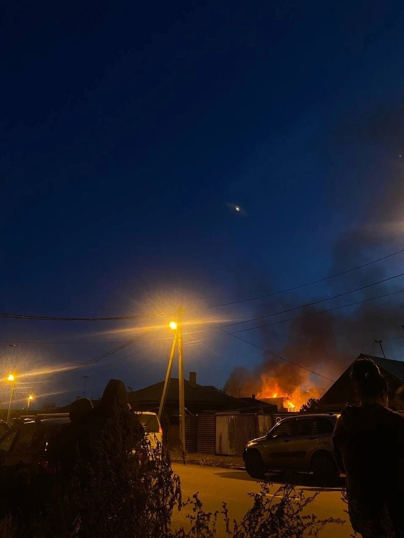 Очевидцы публикуют видео момента крушения Су-30 в Иркутске
