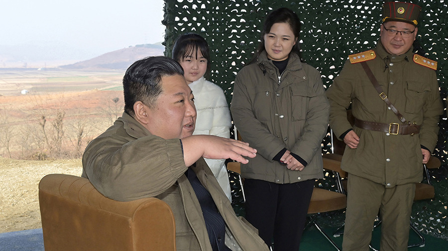 Вышли из тени: как выглядят дочь и жена Ким Чен Ына — редкие фото семьи лидера Северной Кореи