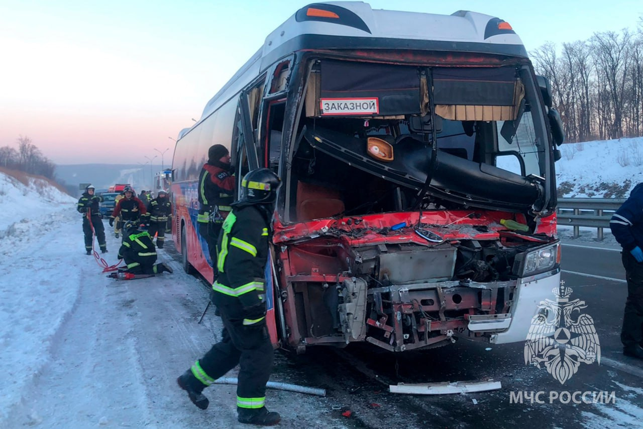 Автобус с пассажирами догнал грузовик в Приморье. Кабина уничтожена, водителя вырезали