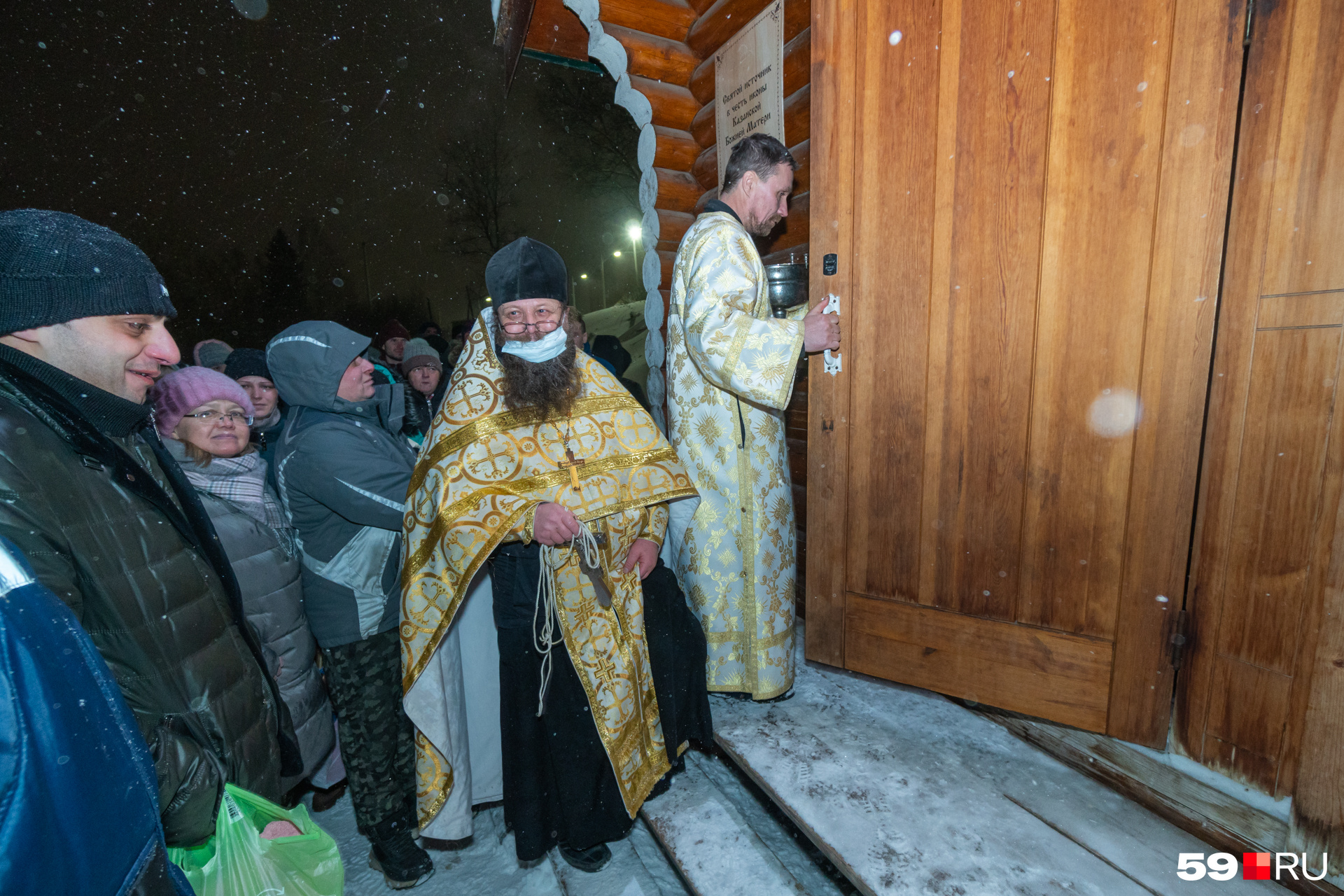 Священнослужитель, кажется, единственный был в маске Священнослужитель, кажется, единственный был в маске